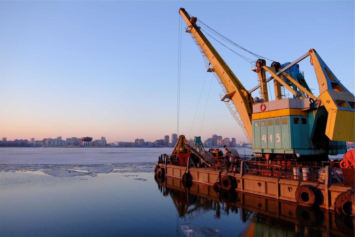 老牌影帝与神秘男子同车离开，工作室紧急辟谣，72小时引热议